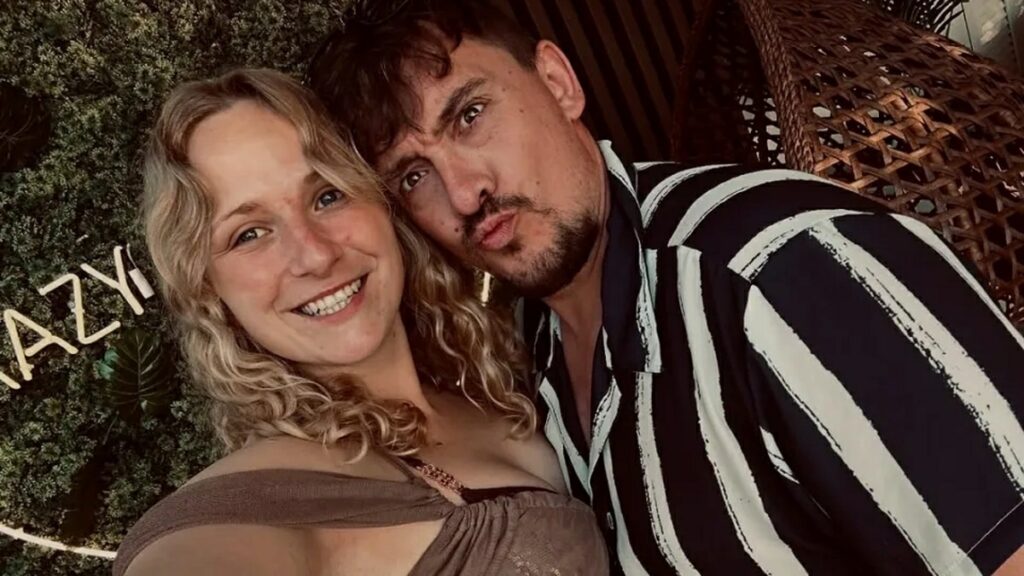 A couple manages to reignite their flame thanks to… an orgy!