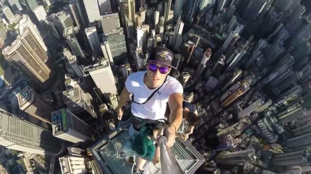 A selfie turns into a tragedy! A man falls from over 30 meters and dies instantly.